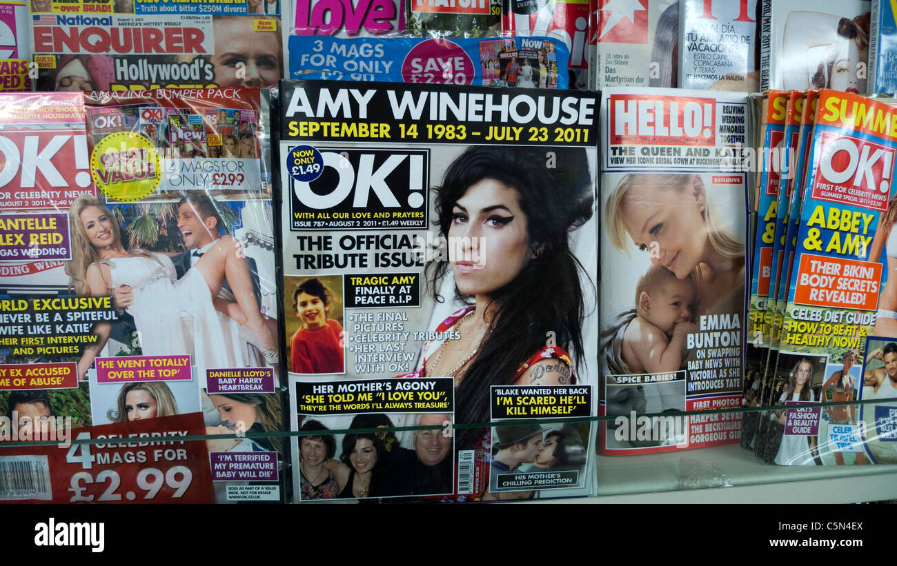Amy Winehouse sulla copertina della rivista OK 2011 su un portariviste in Londra England Regno Unito KATHY DEWITT Foto Stock