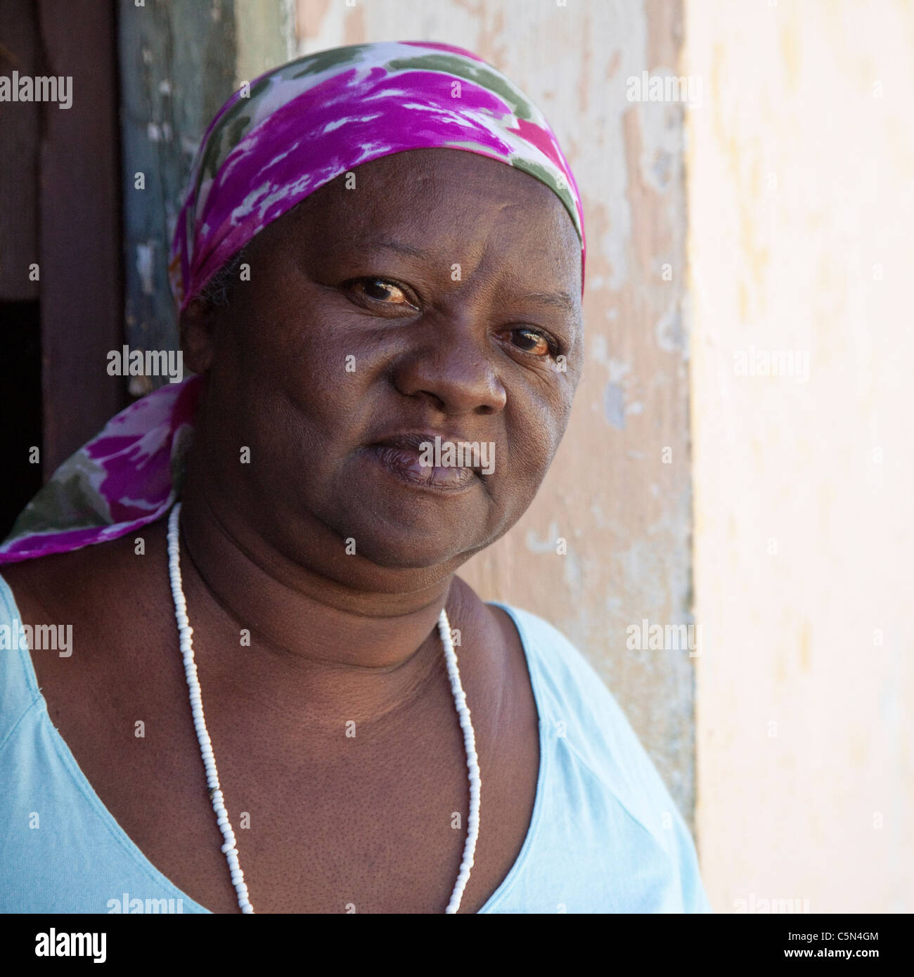 Cuba Trinidad. Signora afro-cubane, un praticante della religione afro-cubane originari della Repubblica Democratica del Congo. Foto Stock