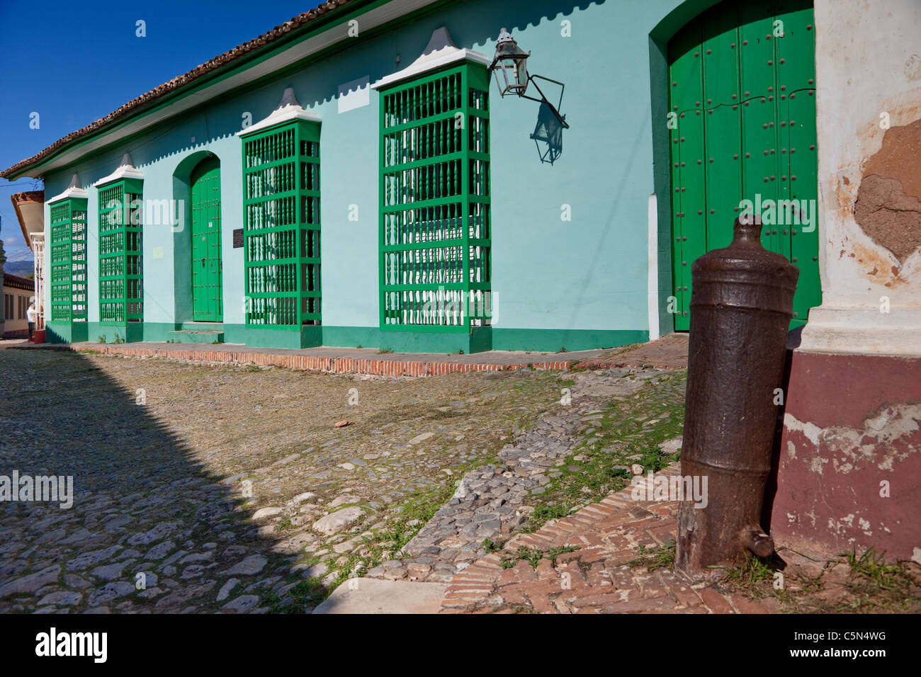 Cuba Trinidad. Porte e finestre di edifici residenziali. Foto Stock