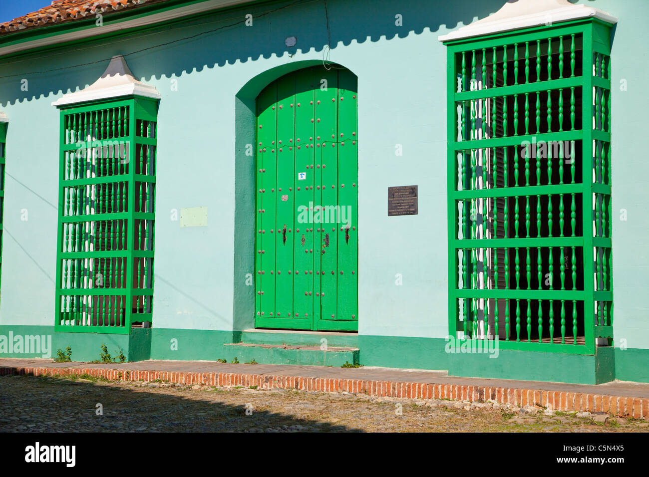 Cuba Trinidad. Porte e finestre di edifici residenziali. Foto Stock