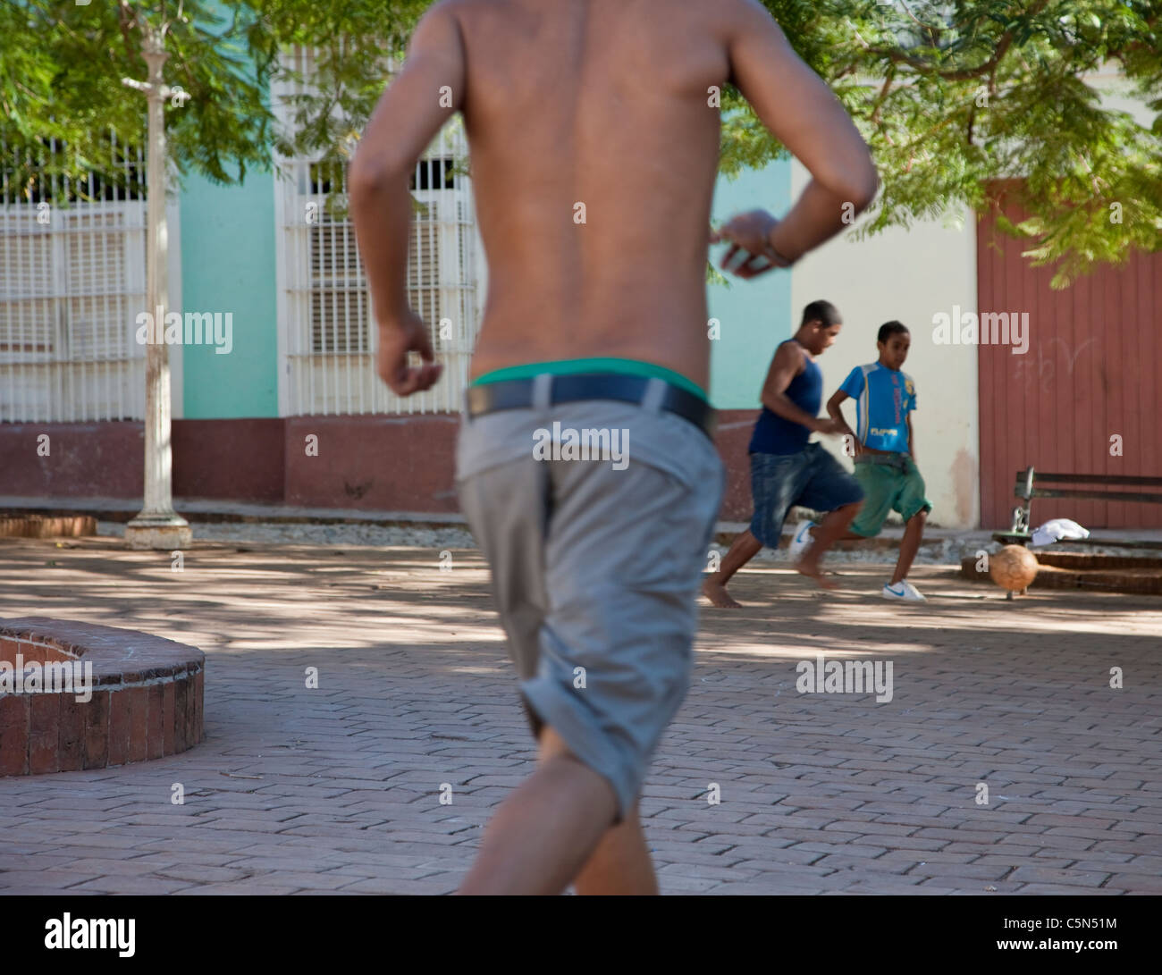 Cuba Trinidad. Giovani uomini che giocano a calcio (calcio) nel parco. Foto Stock