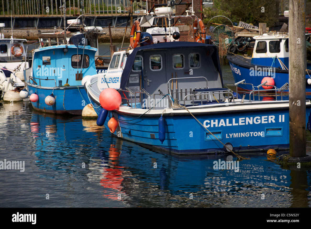 Barche da pesca e riflessioni a Lymington, Hampshire UK nel mese di giugno Foto Stock