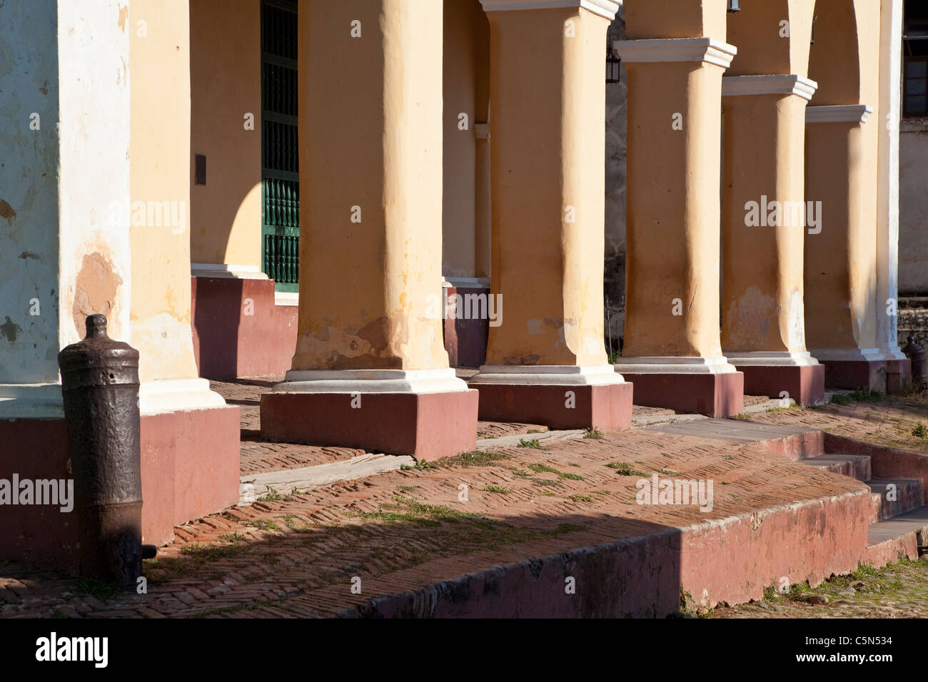 Cuba Trinidad. Colonne nella parte anteriore del Palacio Brunet. Foto Stock