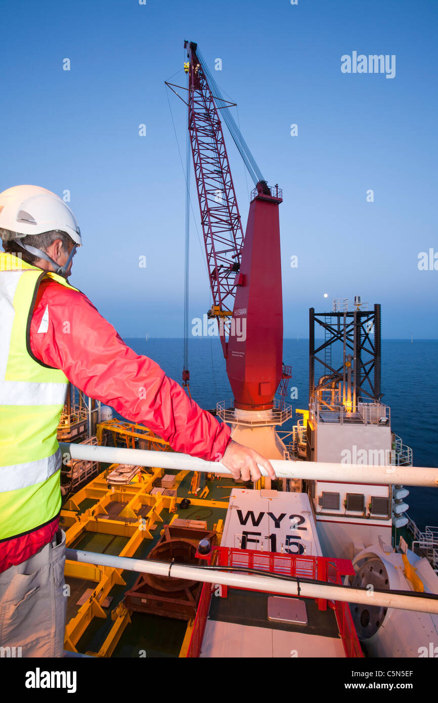 Il jack up barge, Kraken, caricato con pale per turbine eoliche per la Walney per centrali eoliche offshore project, off Barrow in Furness, Foto Stock