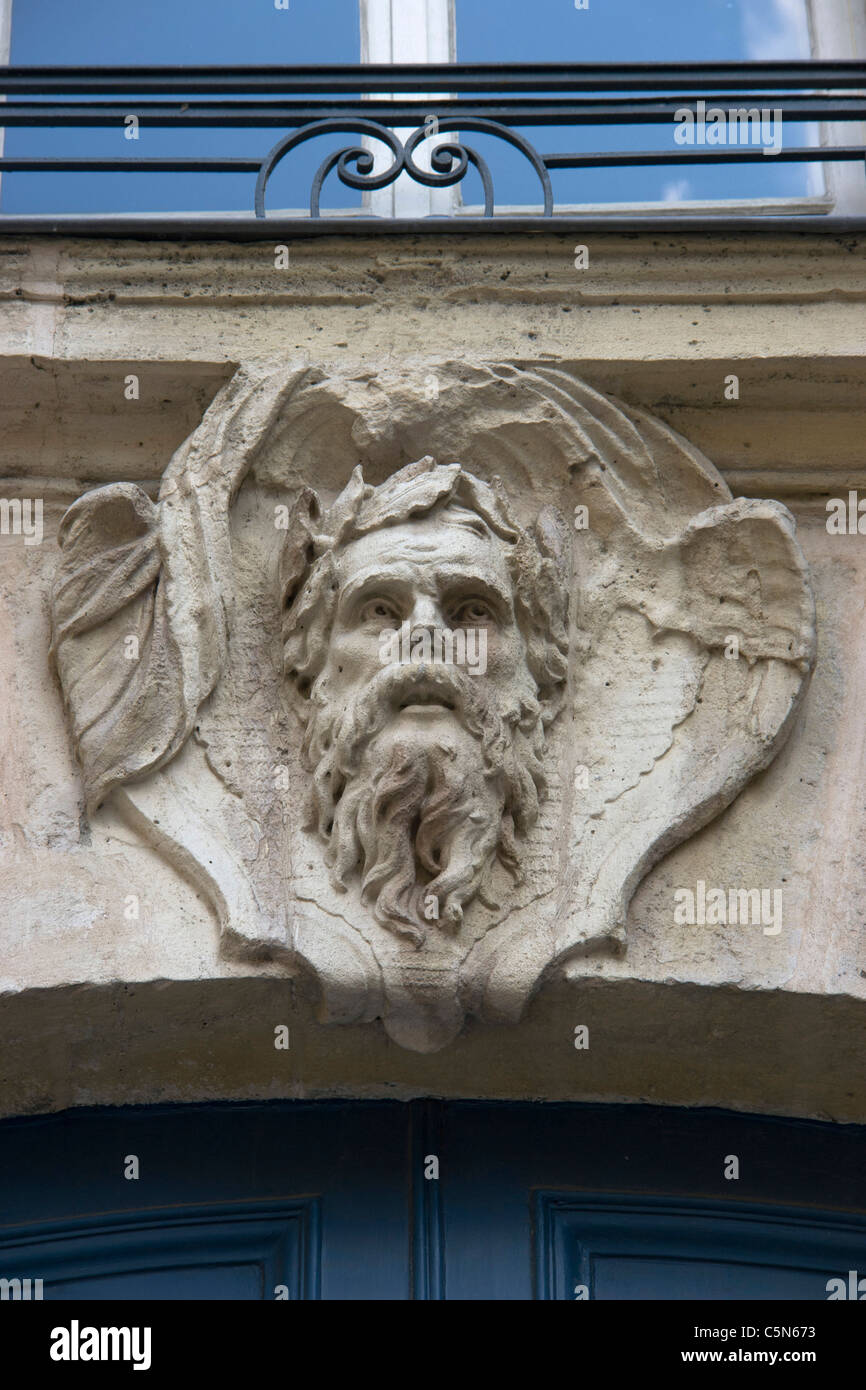 Sollievo carving su edificio in Rue Francois Miron Parigi Francia Foto Stock