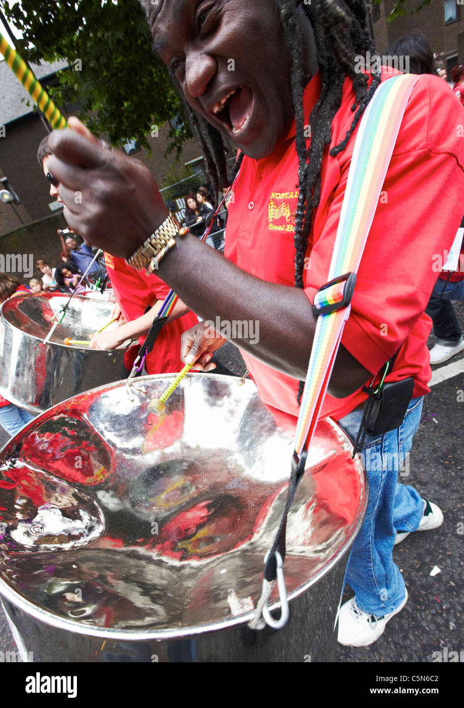 West Indian uomo Riproduzione di un tamburo di acciaio carnevale di Notting Hill Londra REGNO UNITO Foto Stock