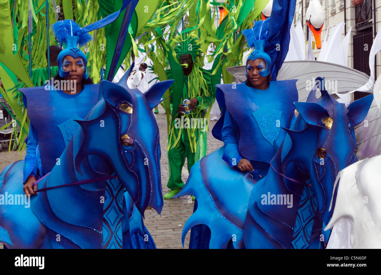 West Indian persone in costumi di carnevale carnevale di Notting Hill Londra REGNO UNITO Foto Stock