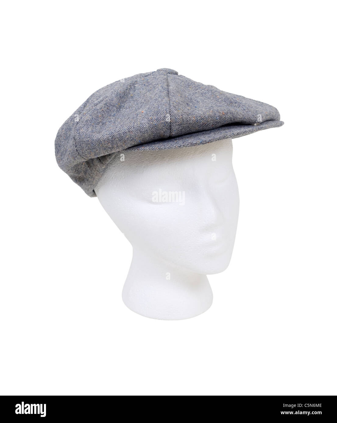 Indossando un tweed maschili guida piatta cappello indossato sulla testa quando si è fuori per un drive - percorso incluso Foto Stock