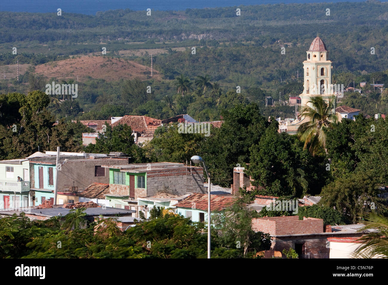 Cuba Trinidad. Vista dalla collina. Torre Campanaria del monastero di San Francisco sulla destra. Caraibi in distanza. Foto Stock