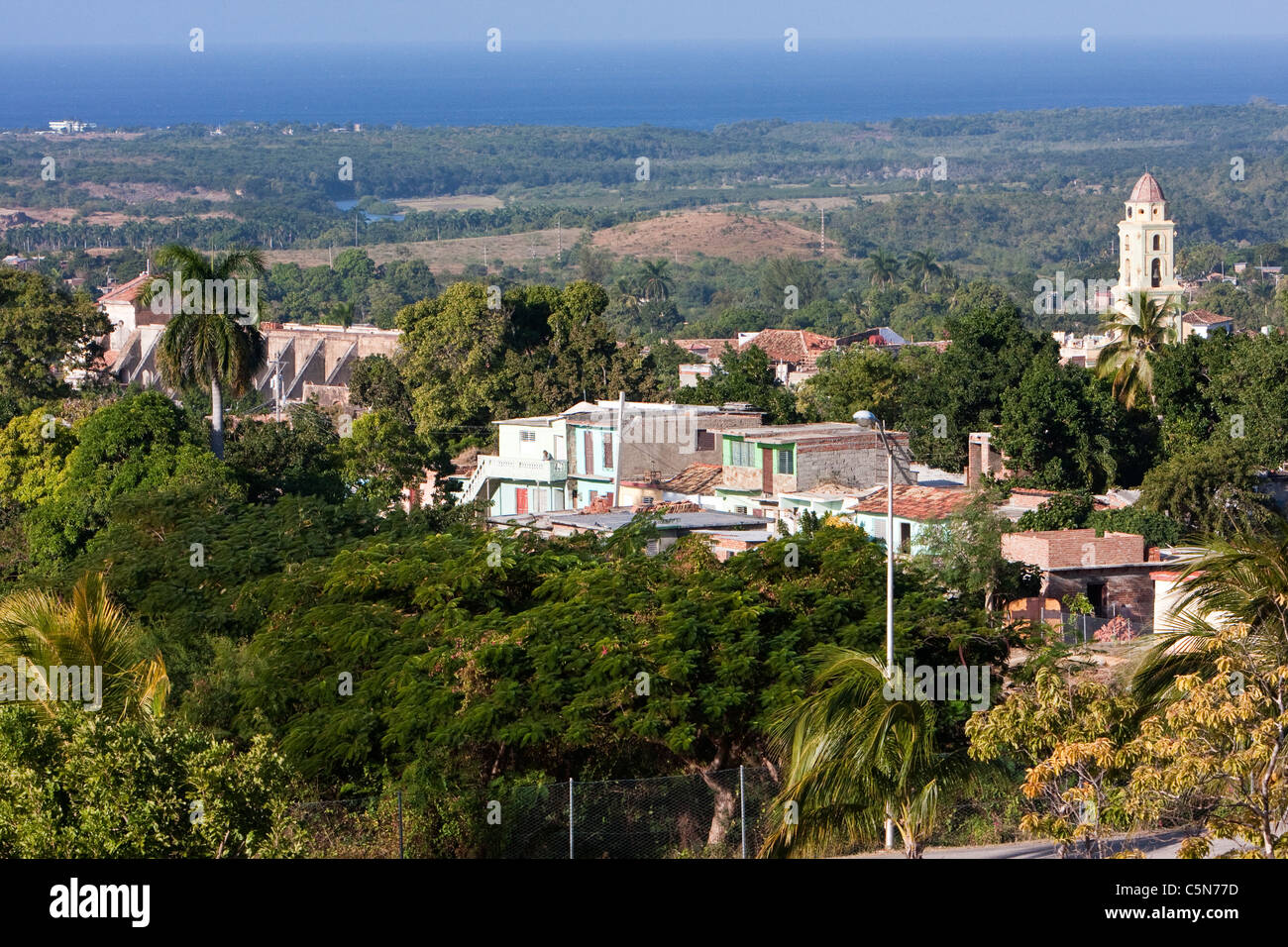Cuba Trinidad. Vista dalla collina. Torre Campanaria del monastero di San Francisco sulla destra. Mar dei Caraibi a distanza. Foto Stock