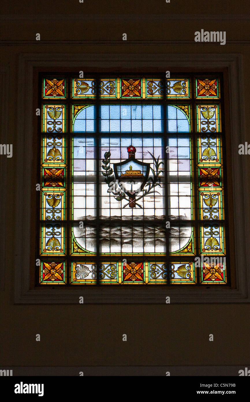 Cuba, Cienfuegos. Vetrata nel Antiguo Ayuntamiento, casa del governo provinciale di assemblaggio. Foto Stock