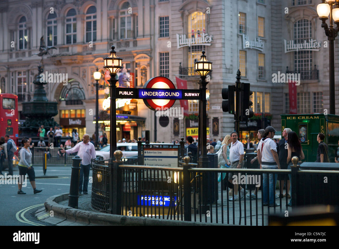 Piccadilly Circus della Metropolitana Fermata Scene di strada Foto Stock