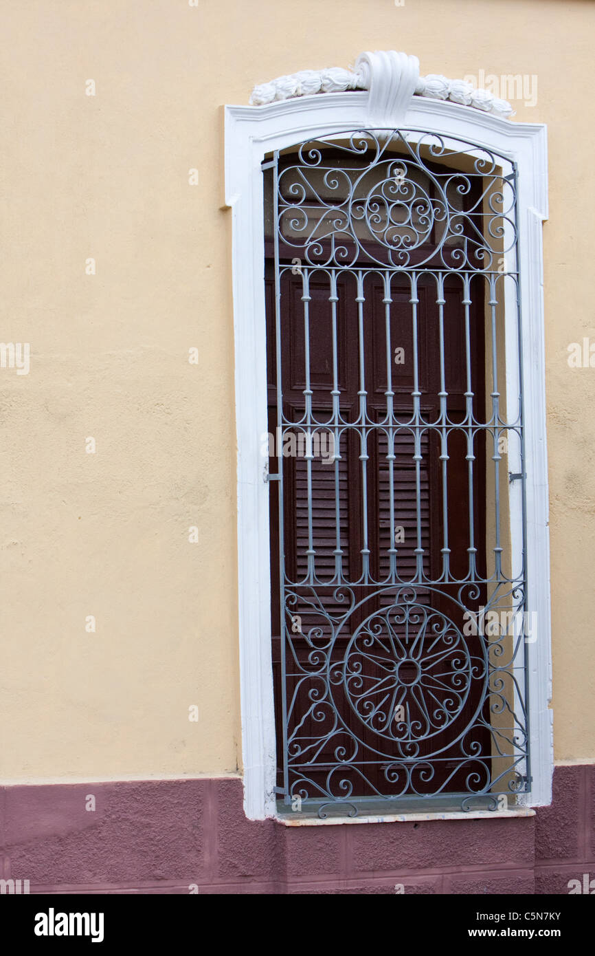 Cuba, Cienfuegos. Ferro battuto la griglia della finestra. Foto Stock