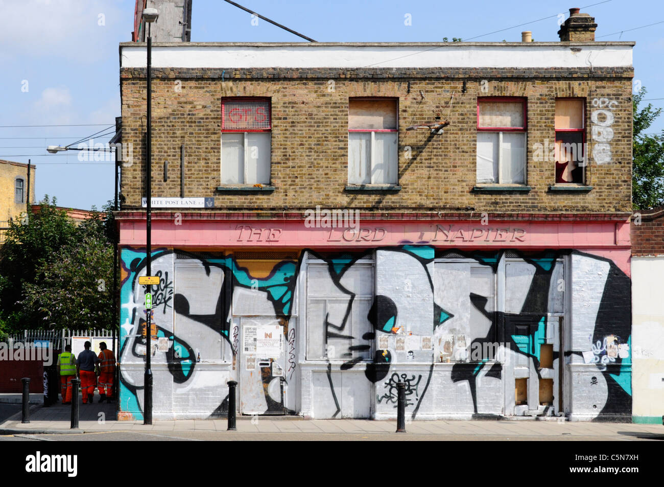 La scena stradale di East London non ha funzionato, ha chiuso vandalizzato e si è abbattuto su un edificio di pub coperto da graffiti di Street art Inghilterra Regno Unito Foto Stock
