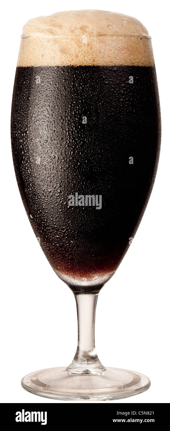Frosty bicchiere di birra nera isolata su uno sfondo bianco. Il file contiene un percorso di taglio. Foto Stock