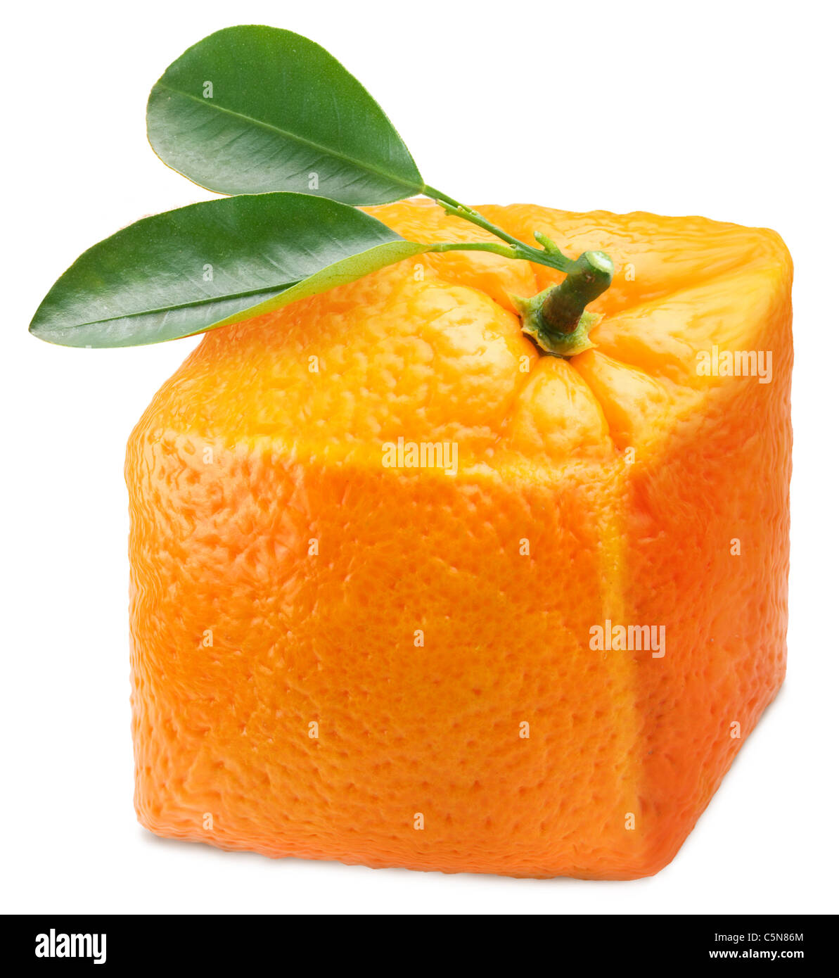 Cubo di colore arancione su sfondo bianco Foto Stock