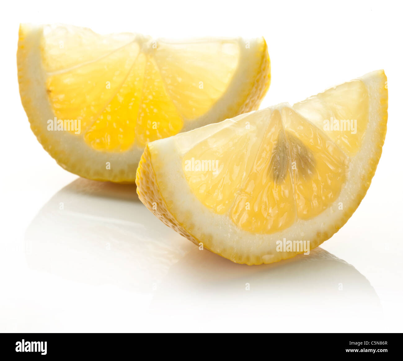 Fetta di limone su uno sfondo bianco. Foto Stock