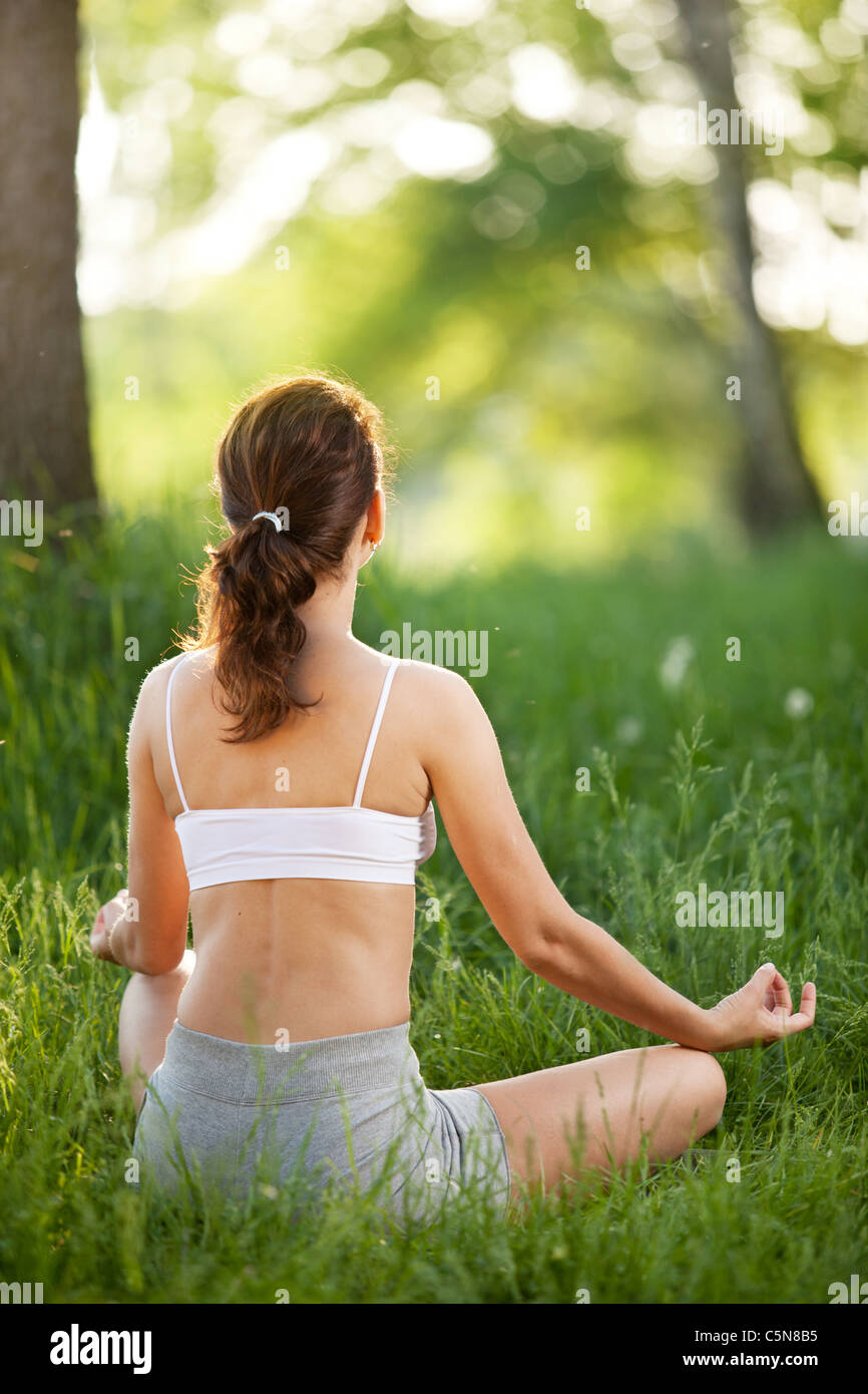 La pratica dello yoga all'esterno. Foto Stock