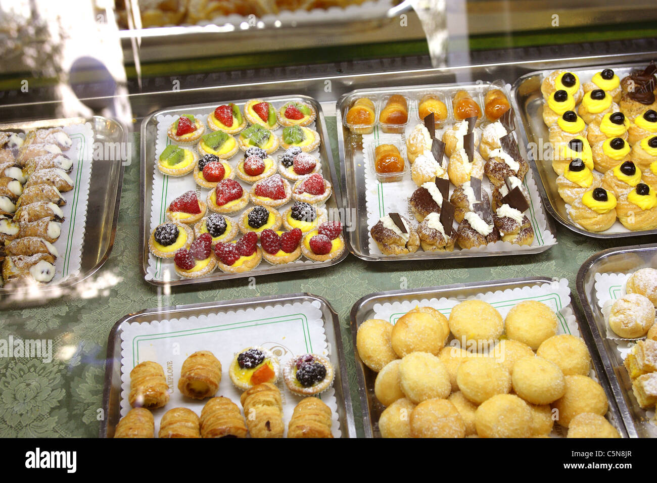 Torte in vendita su un italiano di pasticceria. Foto Stock