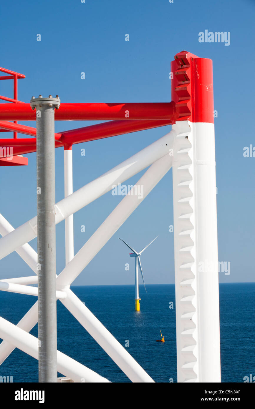 Il jack up barge, Kraken, caricato con pale per turbine eoliche per la Walney per centrali eoliche offshore project, off Barrow in Furness, Cumb Foto Stock