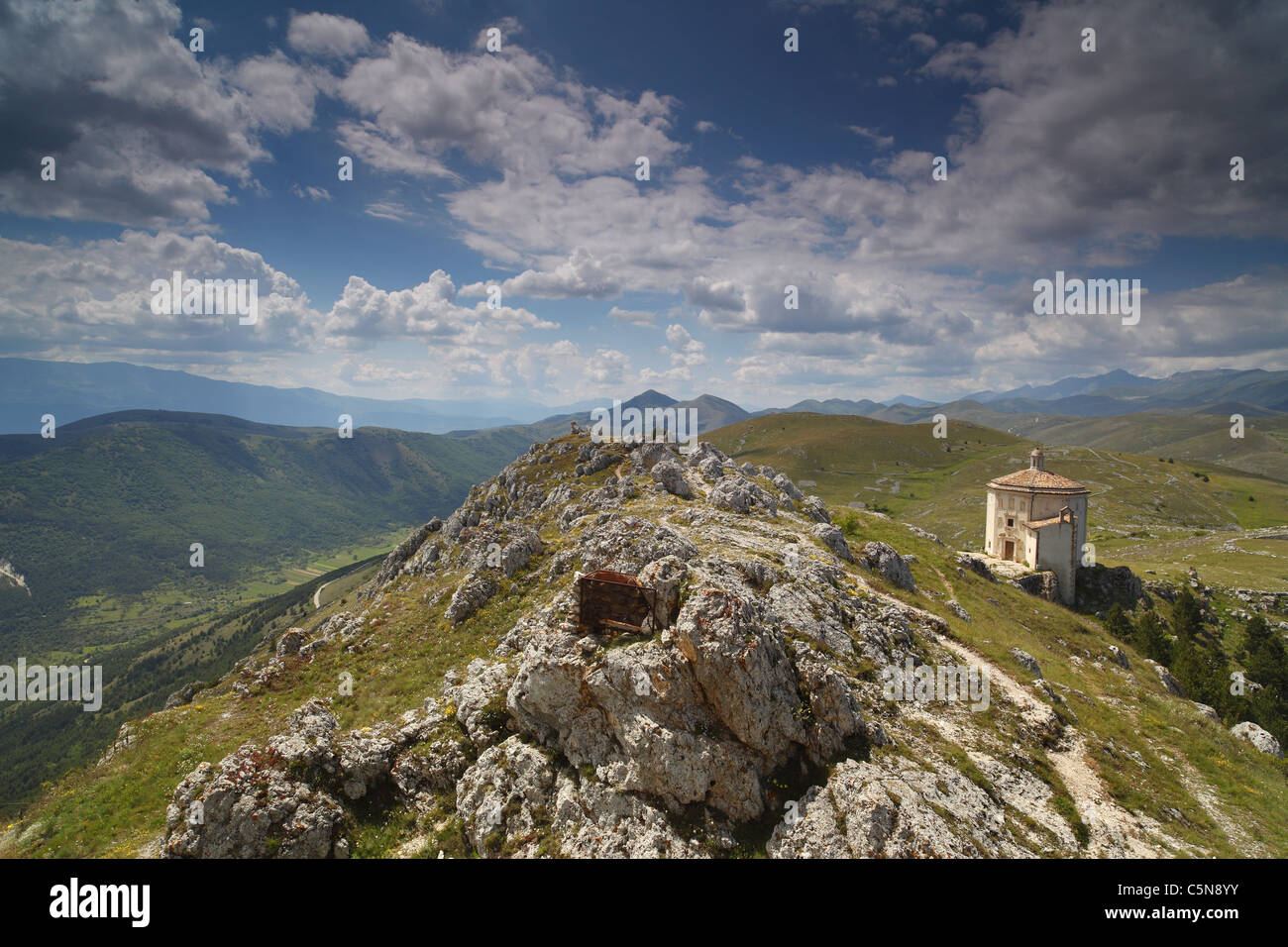 Vista dal castello di Rocca Calascio verso la chiesa di Santa Maria della Pietà nel parco nazionale del Gran Sasso in Abruzzo Italia. Foto Stock