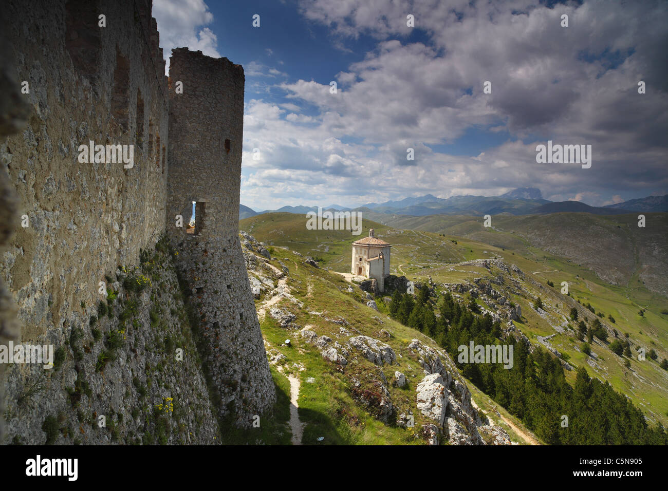 Il castello di Rocca Calascio e la chiesa di Santa Maria della Pietà nel parco nazionale del Gran Sasso in Abruzzo Italia. Foto Stock