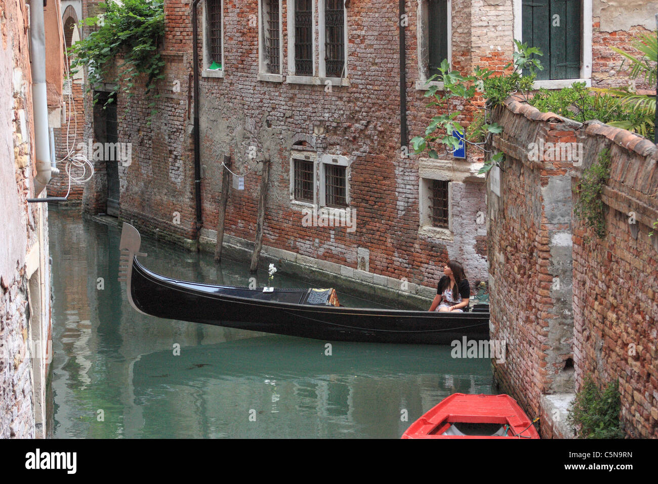Il giro in gondola al canale di Venezia, Italia Foto Stock