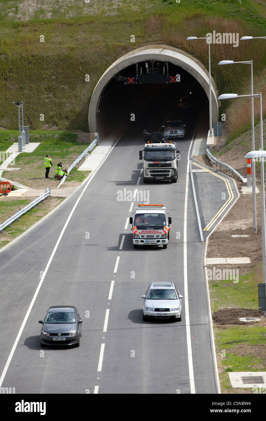 Traffico utilizzando il recentemente aperto verso sud a3 hindhead tunnel, 27 luglio 2011 Foto Stock