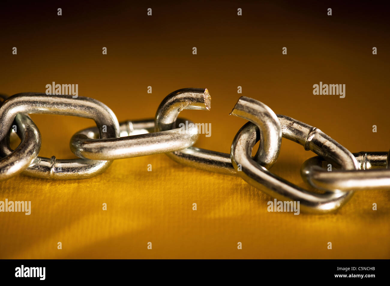 Una catena con un collegamento interrotto Foto Stock