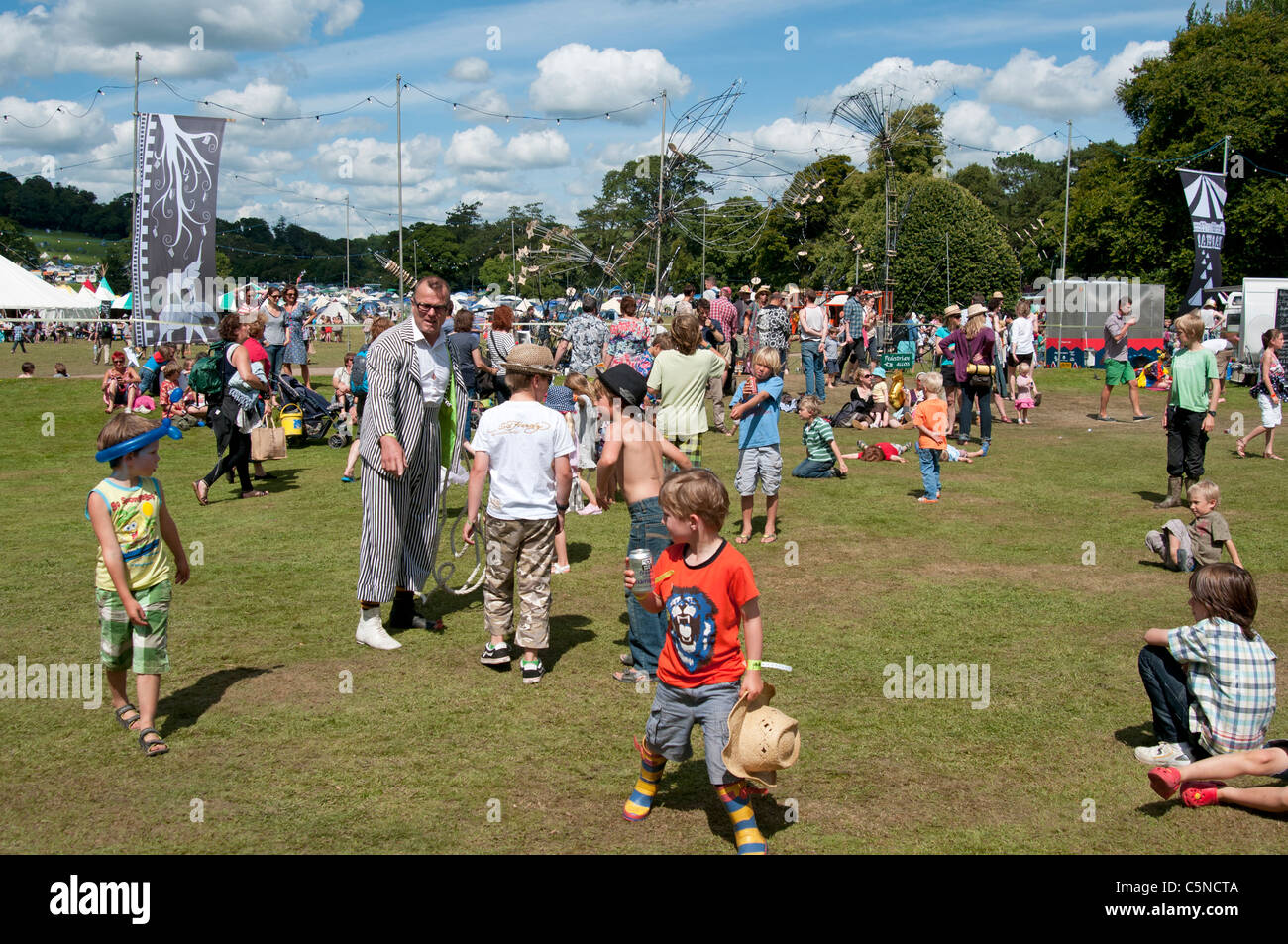 Famiglie al porto Eliot Festival Letterario San tedeschi Cornovaglia Foto Stock