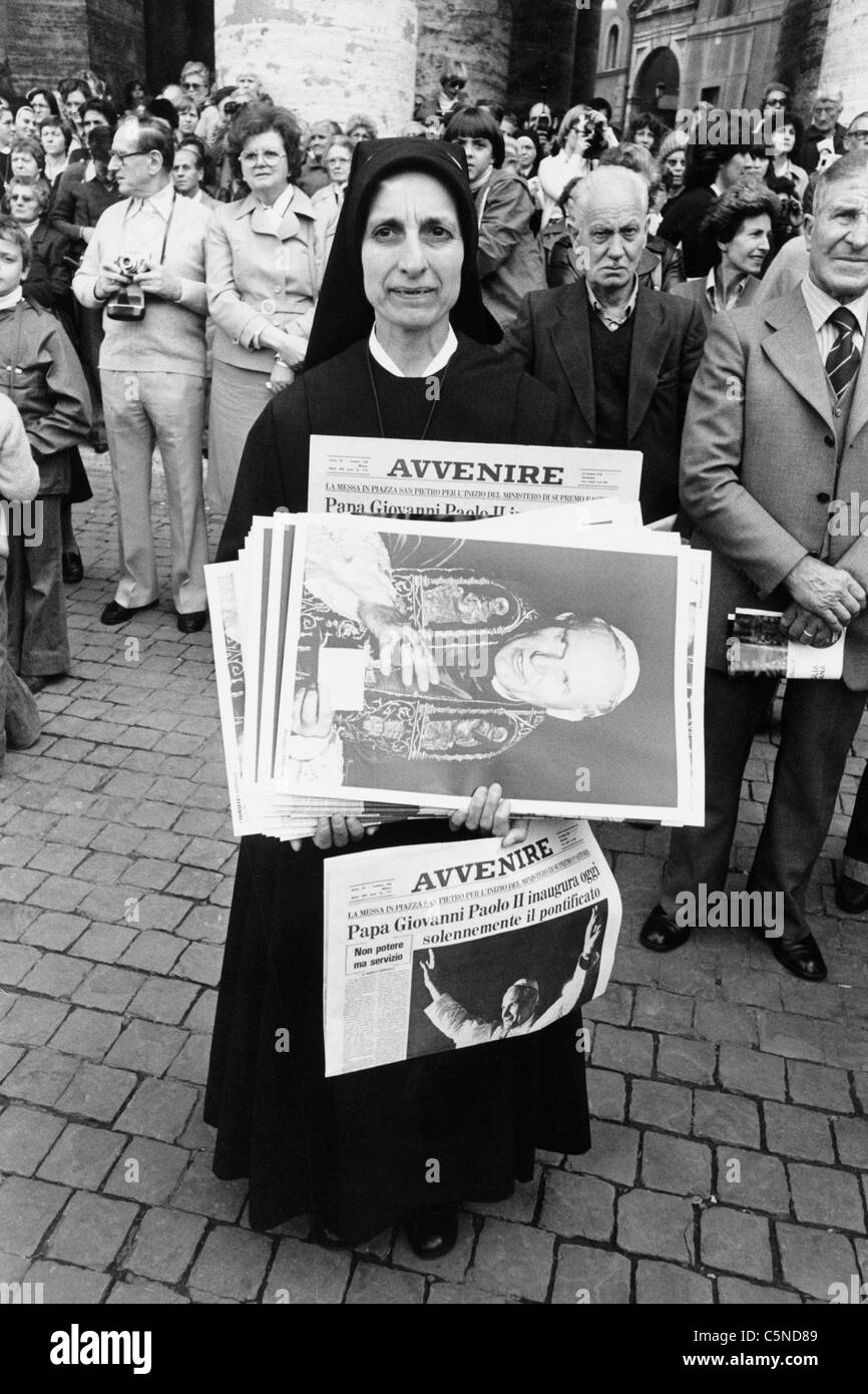 Città del Vaticano, una suora con giornali annunciando il pontificato di Giovanni Paolo II Foto Stock