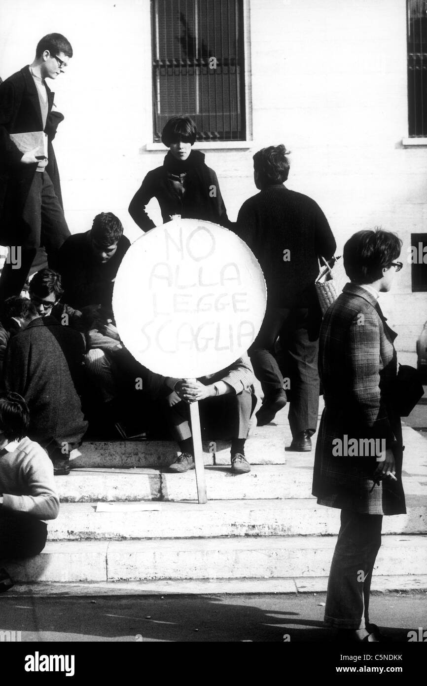 Italia 1968, proteste contro la legge scaglia Foto Stock