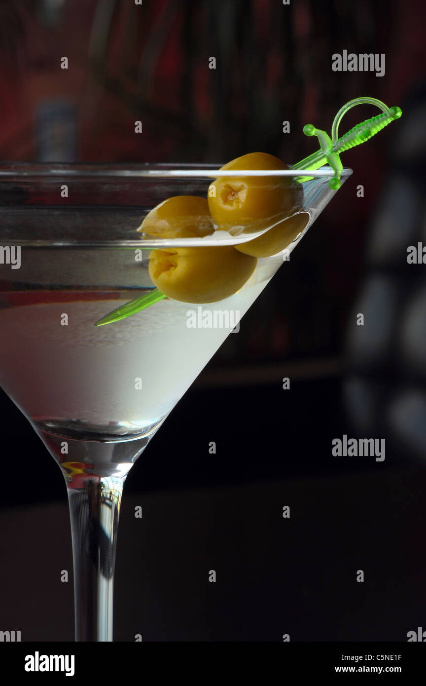 Due olive su una spada in una coppetta Martini Foto Stock