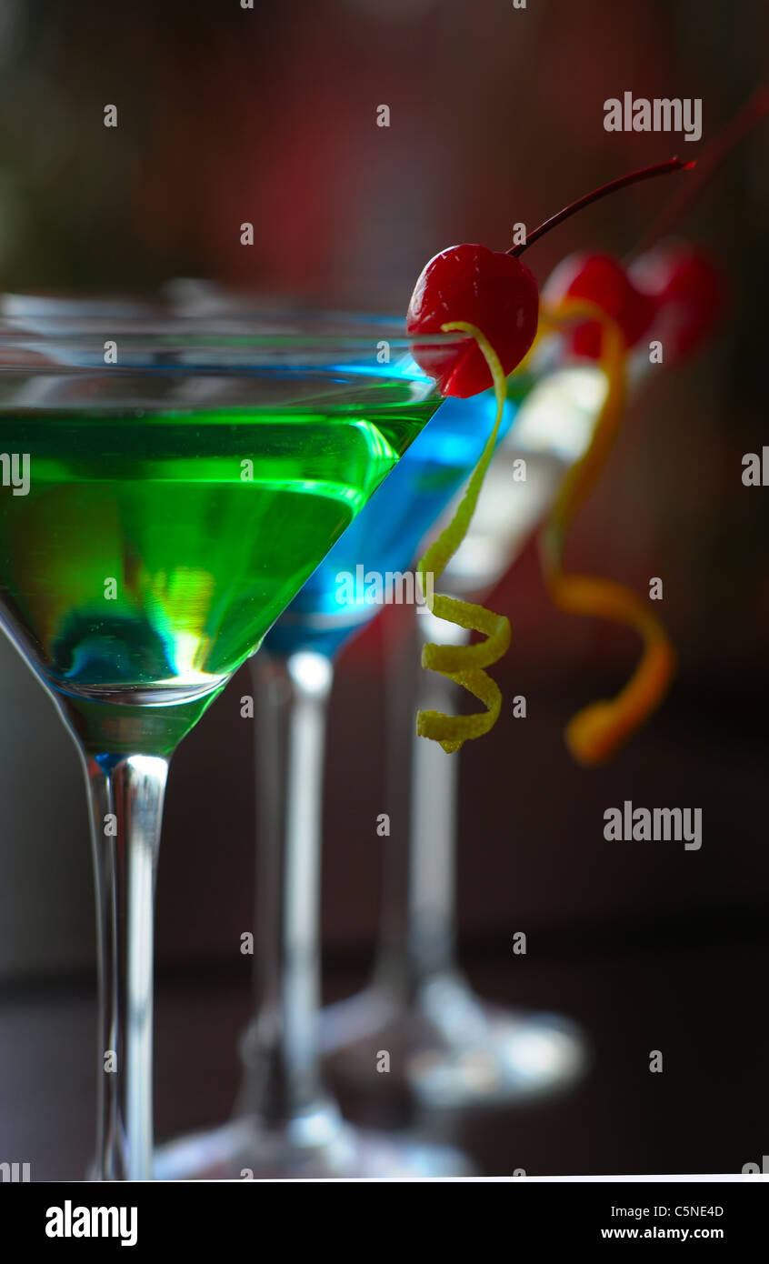 Martini classici con bacche di una ciliegia di colore blu e verde di colore beige Foto Stock