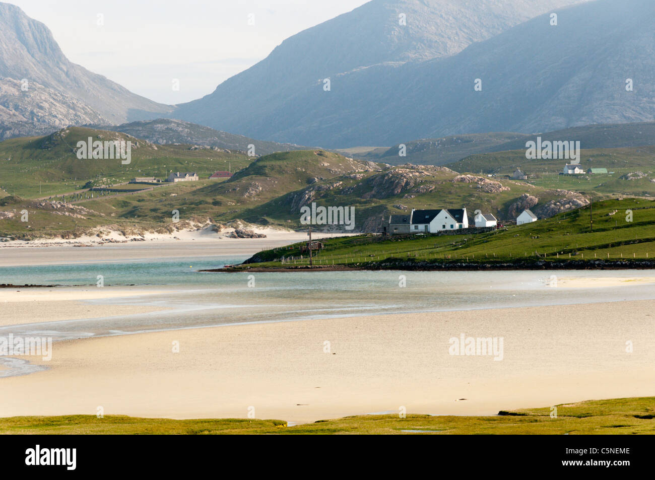 Traigh Uige e il villaggio di Crowlista sulla costa occidentale dell'isola di Lewis nelle Ebridi Esterne. Foto Stock