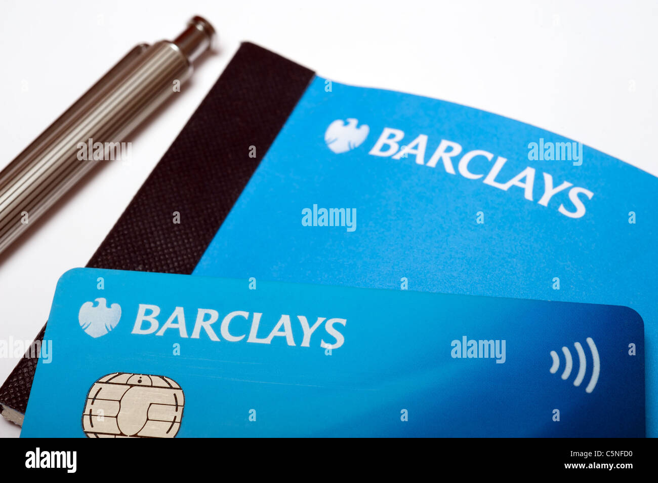 Barclaycard carta di debito e verificare libro Foto Stock