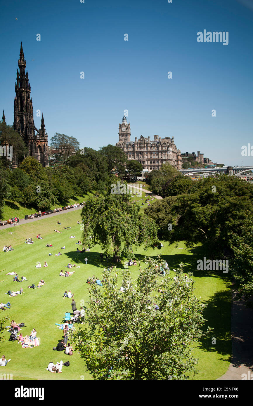 Princes Street Gardens dal West End con il Monumento di Scott, il Balmoral e South Bridge Foto Stock