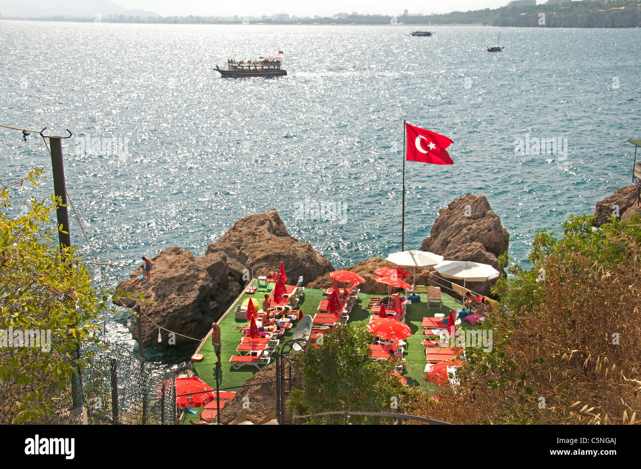 Turchia Antalya città vecchia spiaggia riva del mare vicino a Porto Vecchio Foto Stock
