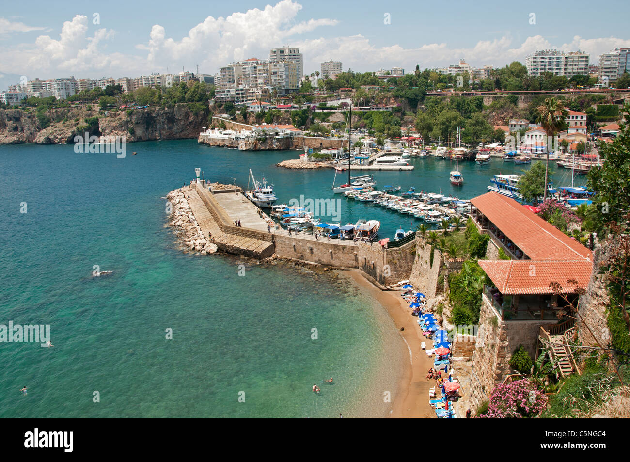 Turchia Antalya città vecchia spiaggia riva del mare vicino a Porto Vecchio Foto Stock