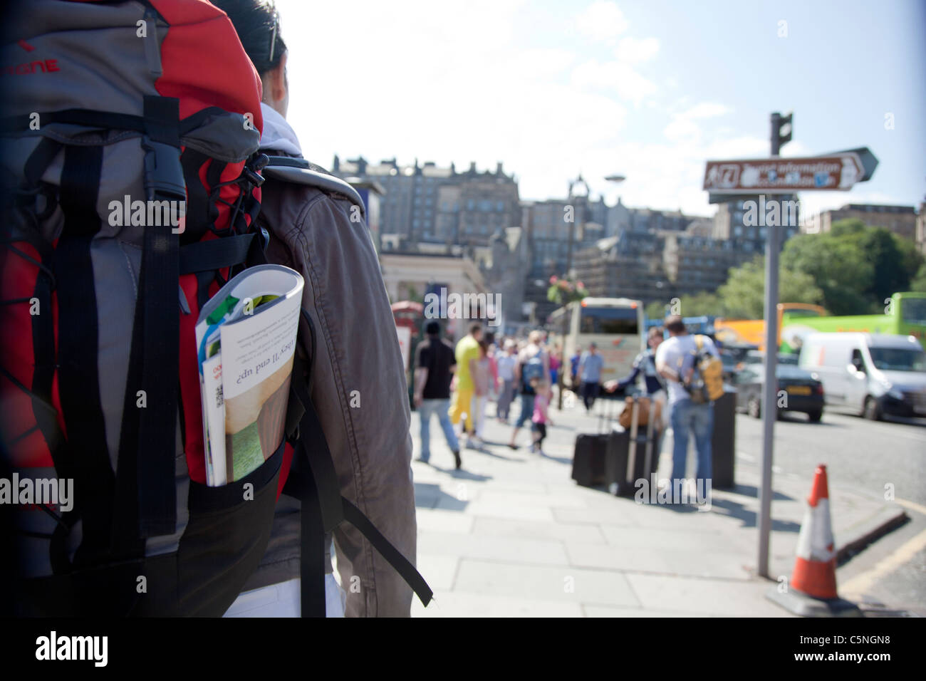 Backpackers a Waverly Station, Edimburgo Foto Stock