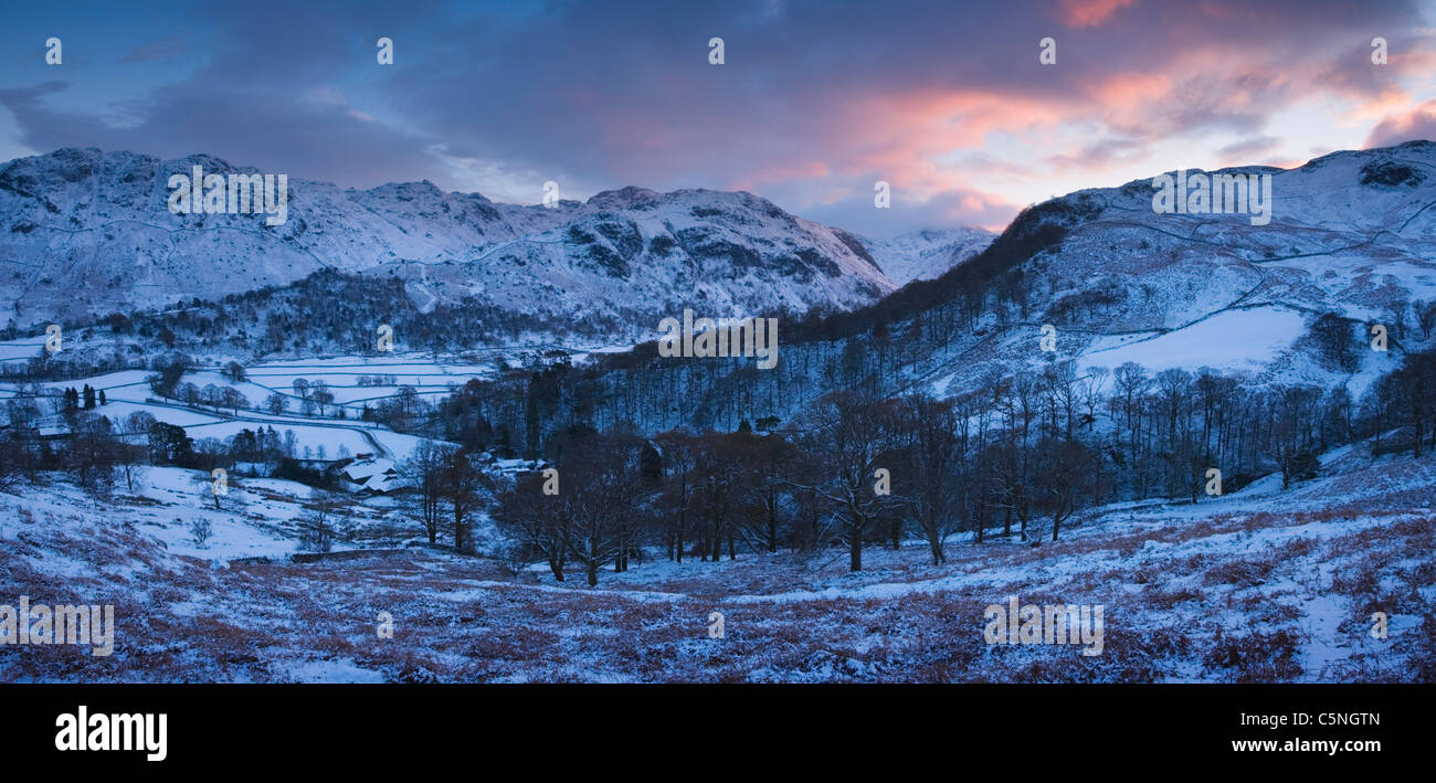 Seatoller e The Borrowdale Fells al tramonto. Parco Nazionale del Distretto dei Laghi. Cumbria. In Inghilterra. Regno Unito. Foto Stock