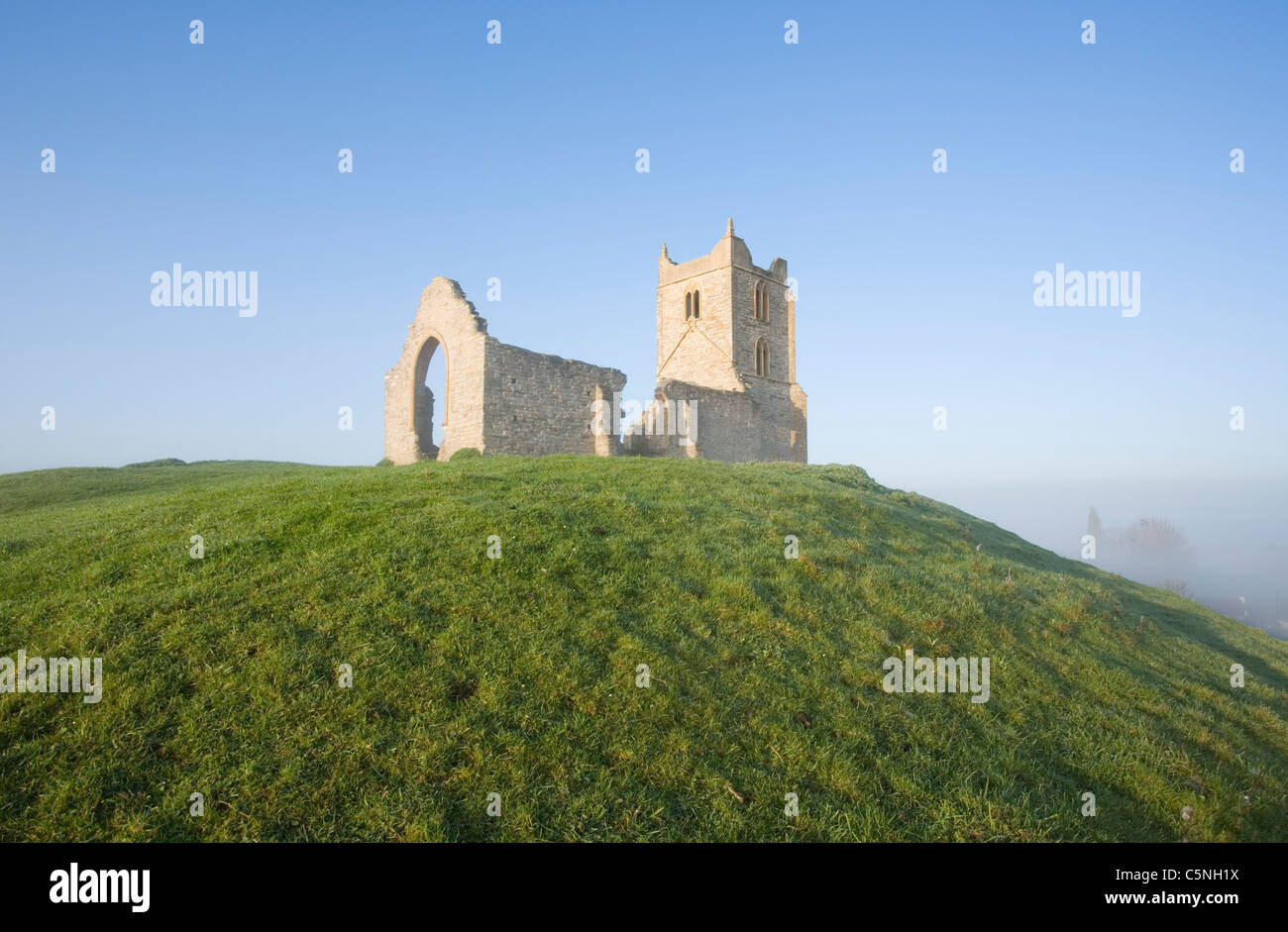 La rovina della chiesa di San Michele in Burrow Mump. Somerset. In Inghilterra. Regno Unito. Foto Stock