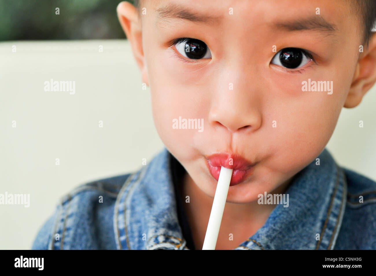 Il ragazzo con la paglia Foto Stock