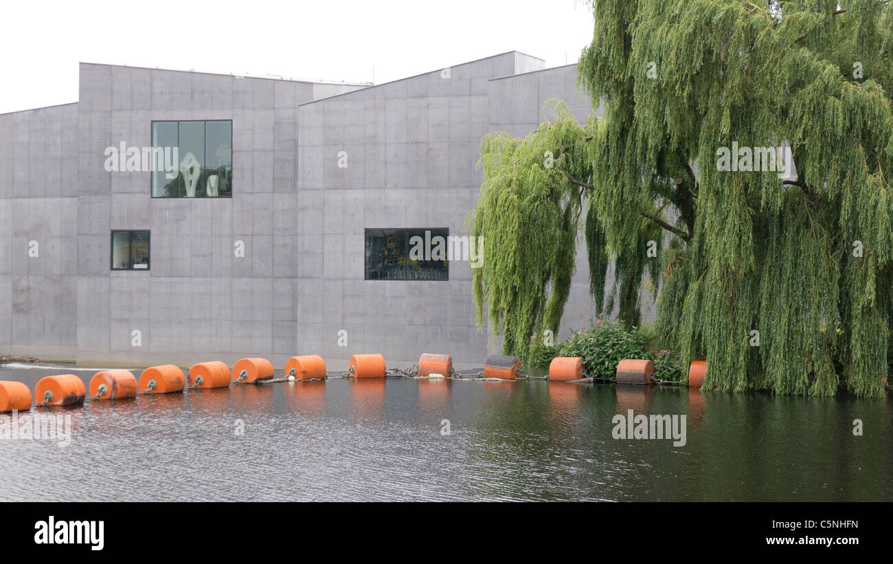 La Hepworth Wakefield attraverso il fiume Calder a Wakefield, West Yorkshire, Inghilterra, Regno Unito Foto Stock