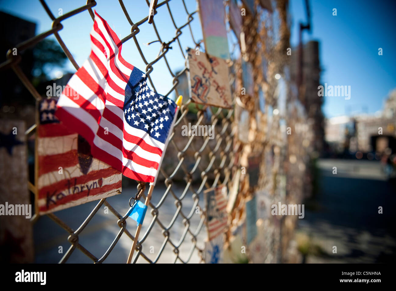 Bandiera degli Stati Uniti contro nove undici memoriale di personalizzare i messaggi di tessere di argilla in New York City, Stati Uniti d'America Foto Stock