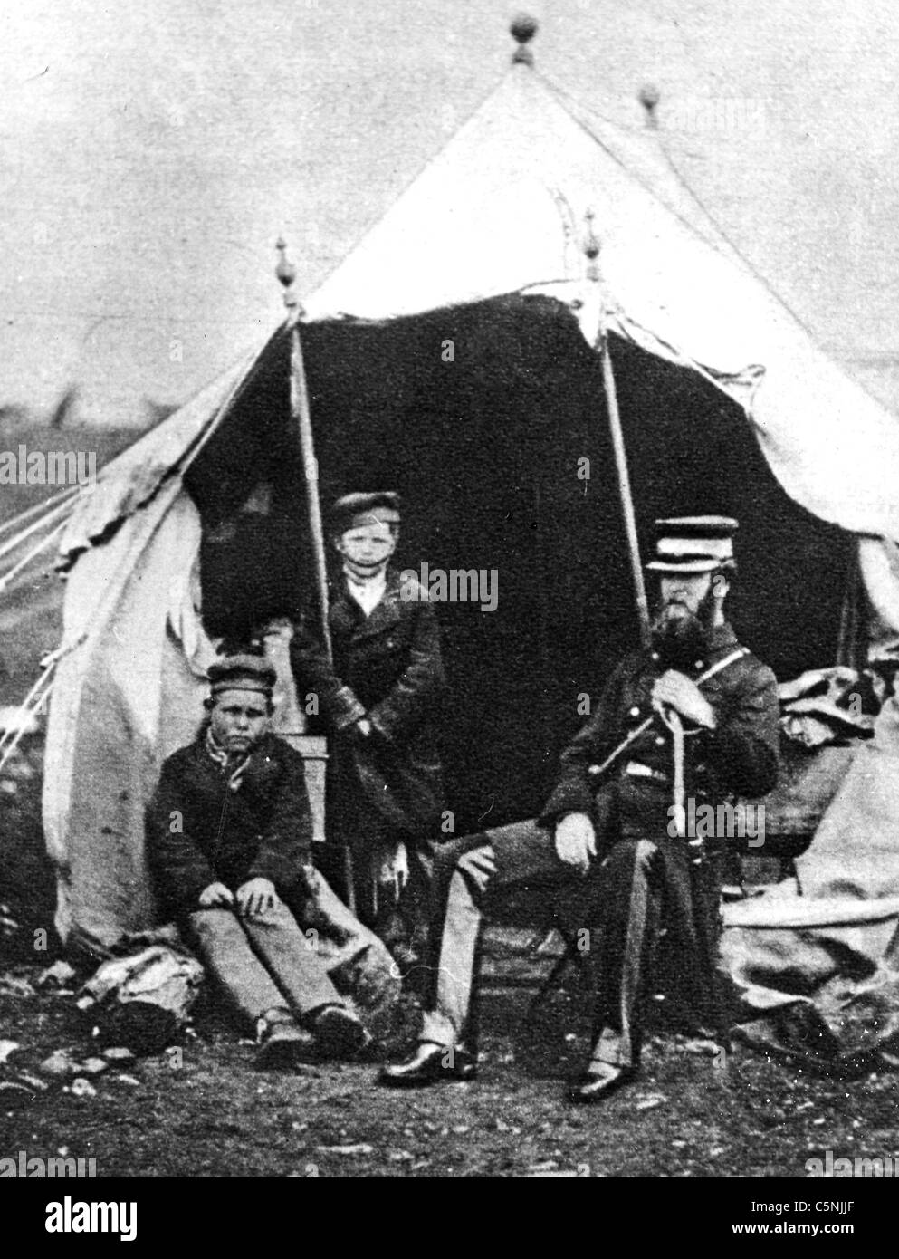 Guerra di Crimea Lt Co John S. Brownrigg, granatiere protezioni, con due ragazzi russi trovata dopo la battaglia di Inkermann. Foto Fenton Foto Stock