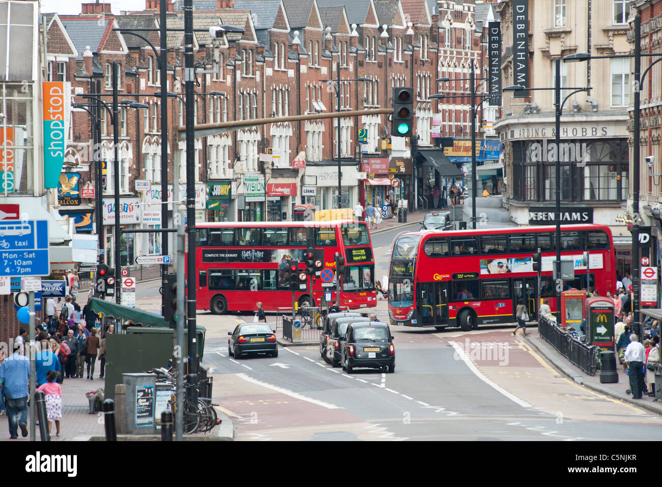 Strade vicino al Clapham Junction Station. Lavender Hill, Saint John's Hill, Falcon Road e Saint John's Road in Wandsworth, Londra, Inghilterra, Regno Unito Foto Stock