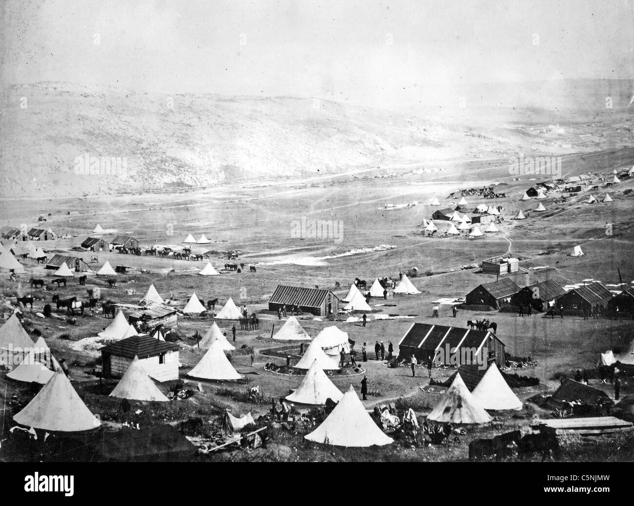Guerra di Crimea (1853-1856) Quinto Dragoon Guards encampment. Edifici di colore nero sono le stalle per i cavalli Foto Stock