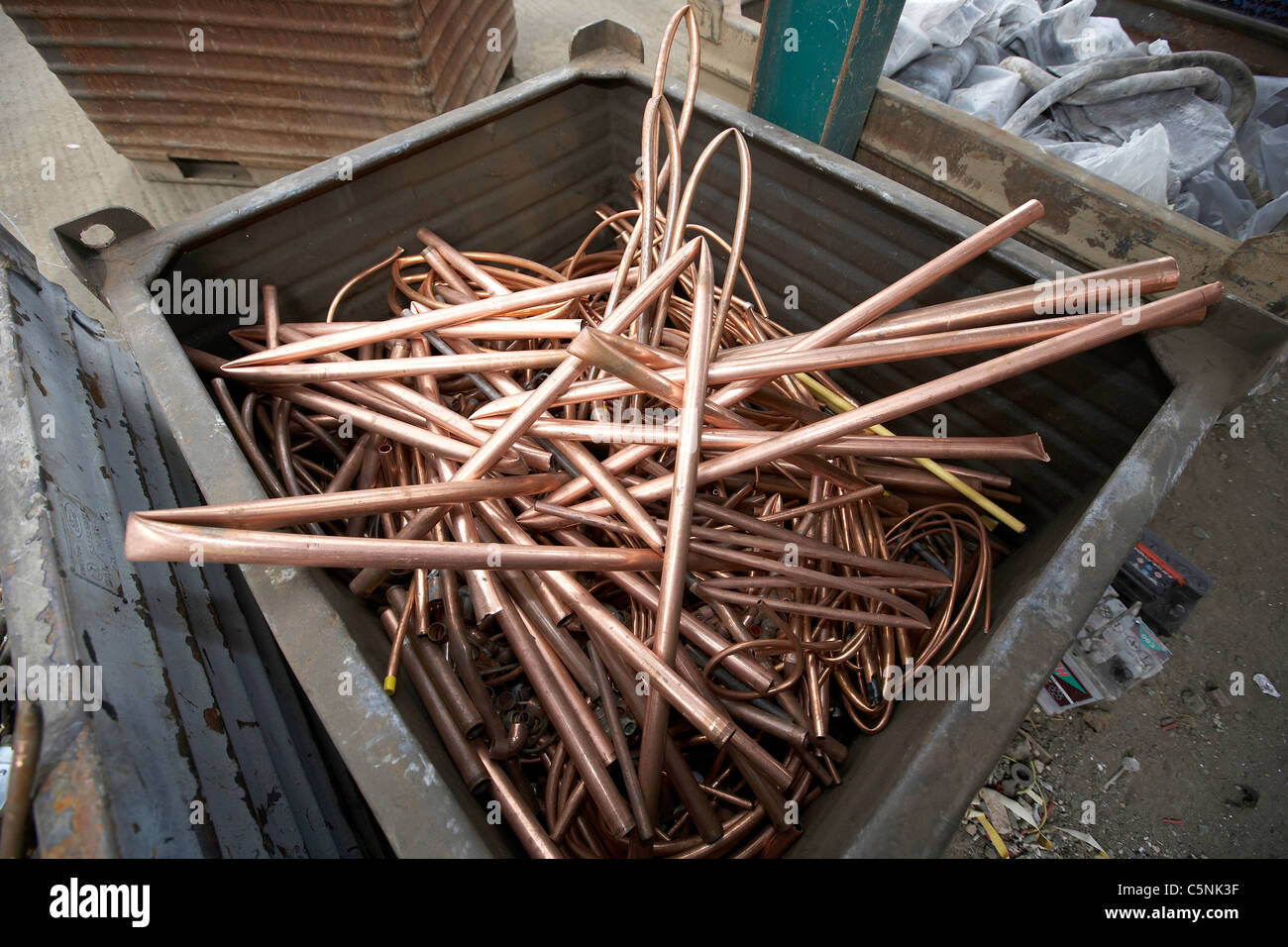 Tubi di rame e piombo pronto per il riciclaggio in un scrapyard, Regno  Unito Foto stock - Alamy