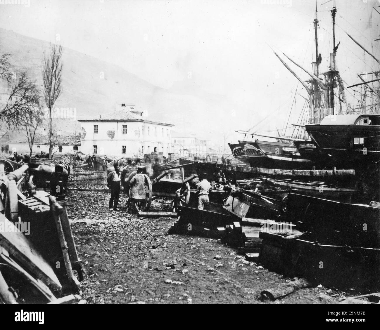 Guerra di Crimea (1853-1856) alleati lo scarico di materiali di consumo a Balaclava Foto Stock